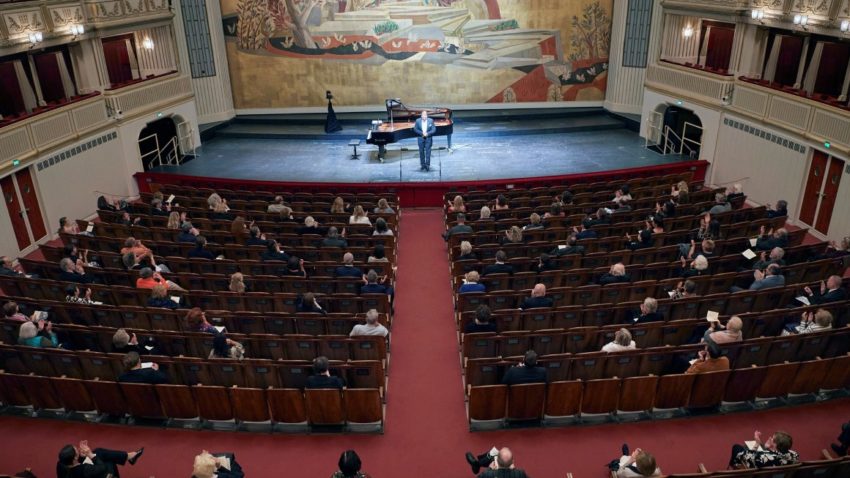 El bajo austríaco Günther Groissböck y a la pianista moldava Alexandra Goloubitskaia interpretaron obras de Franz Schubert, Carl Loewe y Gustav Mahler, en el primer concierto de la Ópera de Viena.