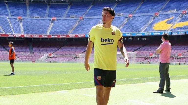 Kike Saverio sigue entrenando con el primer equipo del FC Barcelona, a la espera de su debut.