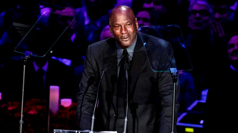 Michael Jordan llora mientras habla en un funeral para Kobe Bryant de Los Angeles Lakers y su hija Gianna en el Staples Center de Los Ángeles, California, EE. UU., 24 de febrero de 2020