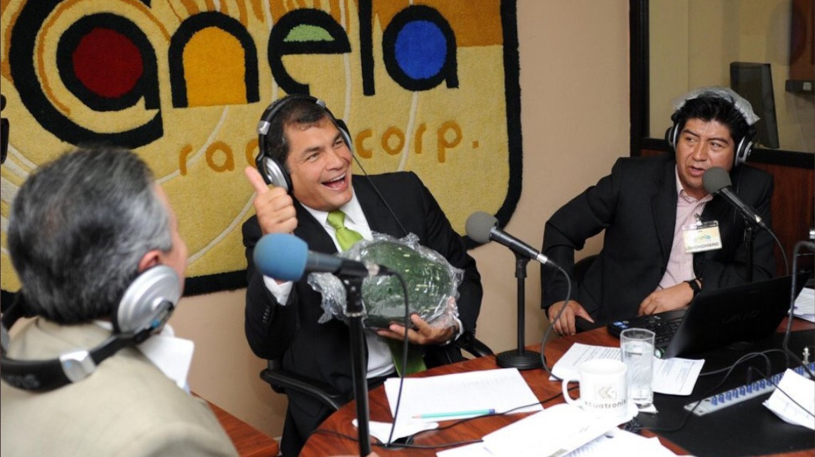 Jorge Yunda entrevista a Rafael Correa, en septiembre de 2011, en su programa radial de Canela.
