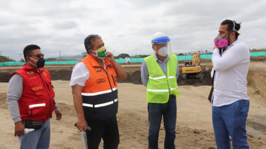 El alcalde de Pedernales, Óscar Arcentales (2i) encabezó el 5 de junio de 2020 una visita en el terreno donde se promete construir el hospital.