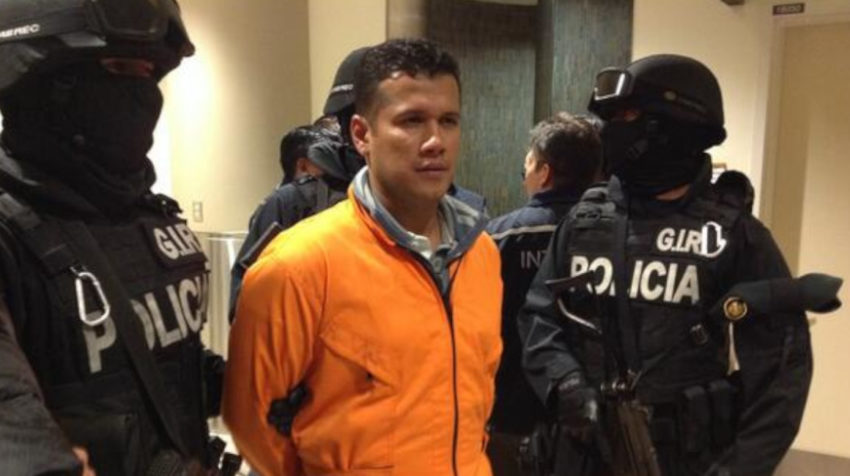 Imagen del 22 de noviembre de 2013, alias Rasquiña era trasladado a la Unidad de Flagrancias de Quito luego de ser recapturado en Colombia.
