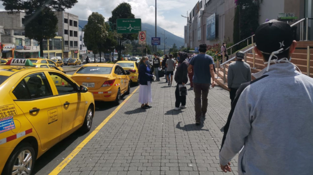 Quito: movimiento económico y pocos buses en primer día en amarillo
