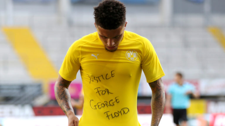 Jadon Sancho, del Borussia Dortmund, celebra su segundo gol con una camiseta de 'Justice for George Floyd', el 31 de mayo de 2020, mientras el juego se reanuda a puerta cerrada tras el brote de la enfermedad por coronavirus.