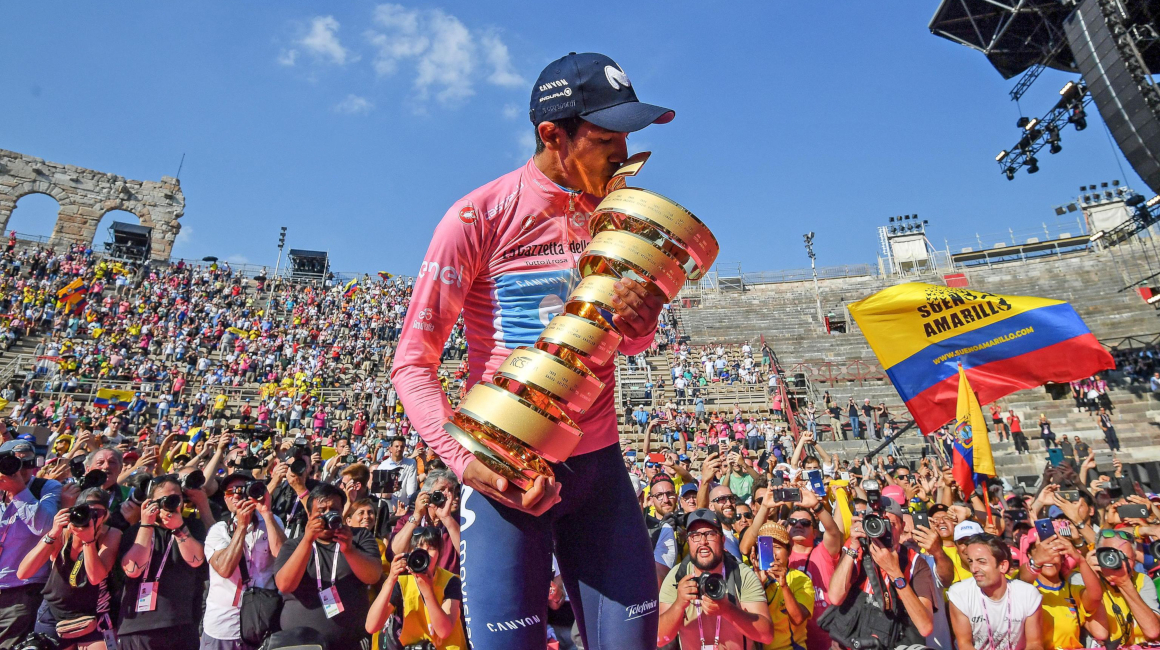 Richard Carapaz levanta el trofeo 'senza fine' en la Arena Verona, el 2 de junio de 2019, como campeón del Giro de Italia.