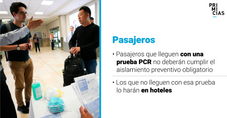 Dos pasajeros conversan en el aeropuerto Mariscal Sucre de Quito, el 30 de enero de 2020.