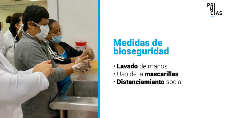 Mujeres aprenden a lavarse las manos para evitar contagios por coronavirus, el 31 de marzo de 2020.