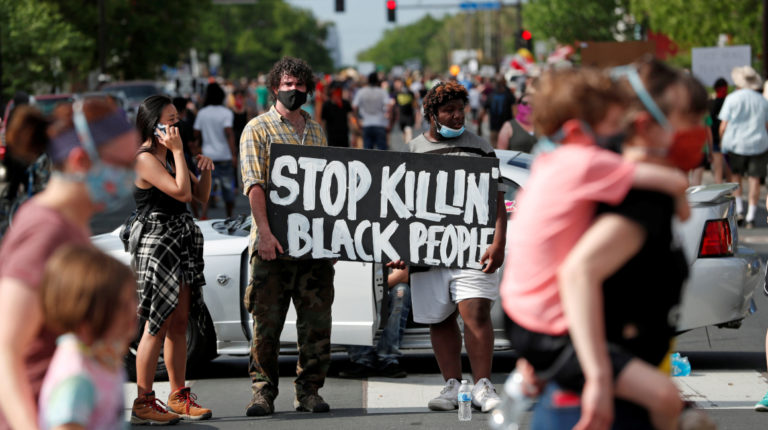 Manifestantes se reúnen en la escena donde George Floyd, un hombre afroamericano desarmado, fue arrestado por agentes de policía antes de morir en un hospital en Mineápolis, Minnesota, Estados Unidos, el 26 de mayo de 2020.