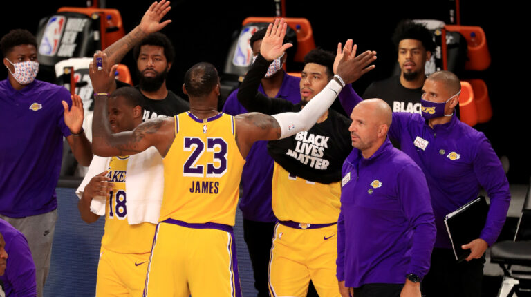 NBA Lebron James celebra con sus compañeros la victoria de los Lakers sobre los Clippers, el jueves 30 de julio de 2020, en el regreso de la NBA.