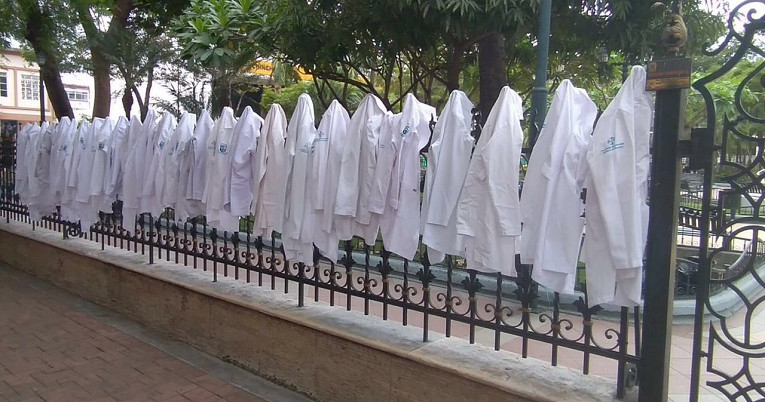 Médicos colgaron sus mandiles en la Plaza Centenario de Guayaquil en rechazo a la falta de pago a los posgradistas, el 27 de julio de 2020.