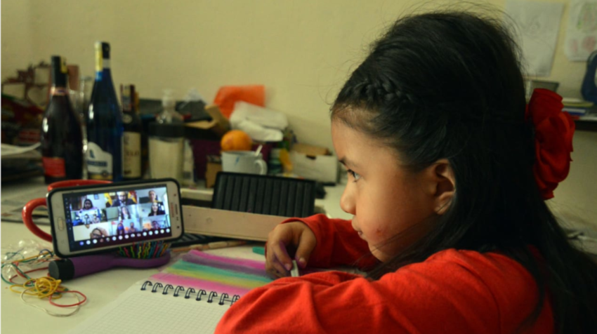 Un niña recibe clases virtuales el 30 de junio de 2020.