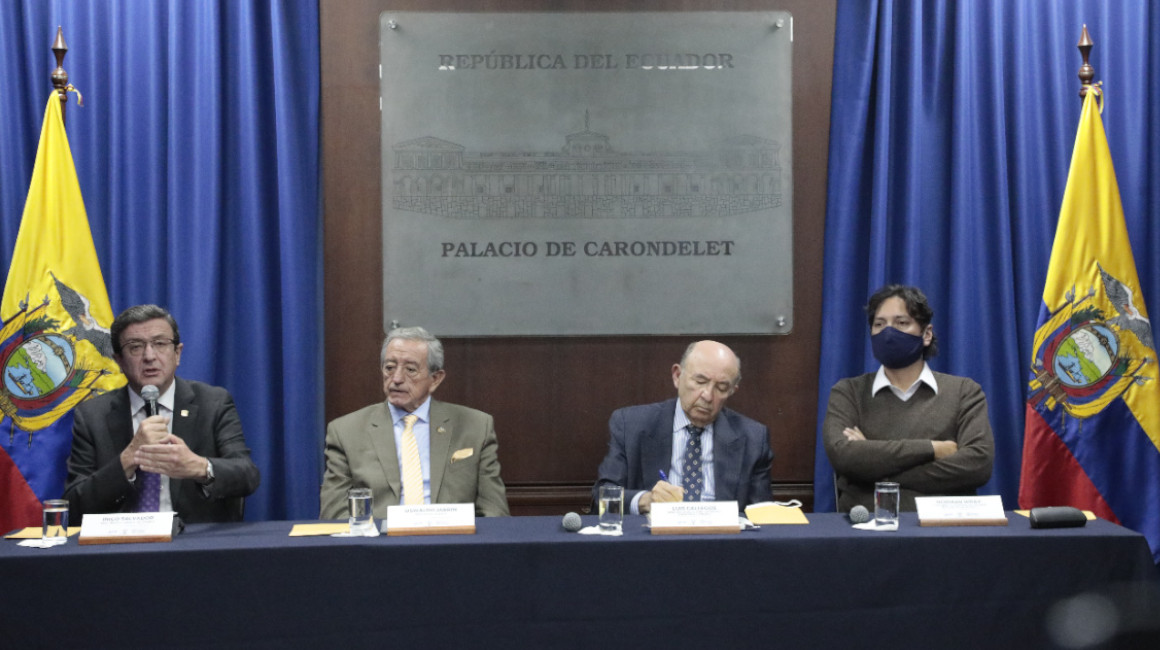 El 27 de julio de 2020, el procurador Íñigo Salvador, el ministro de Defensa, Oswaldo Jarrín, el canciller Luis Gallegos y el presidente del Consejo de Gobierno de Galápagos, Norman Wray, hablaron sobre la flota pesquera que rodea la reserva marítima ecuatoriana.