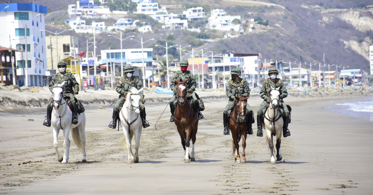 Militares a caballo patrullan el balneario de Crucita, Portoviejo, este 26 de julio. 