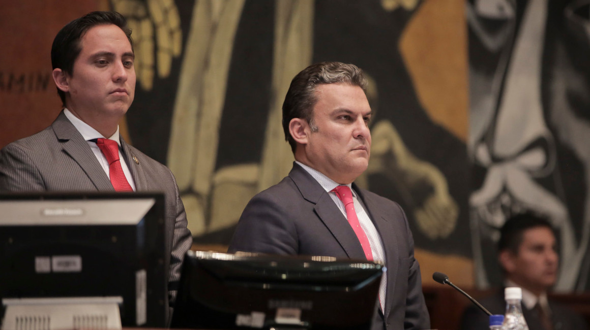 Daniel Mendoza junto a José Serrano en la sesión del Pleno de la Asamblea, el 6 de junio de 2017.