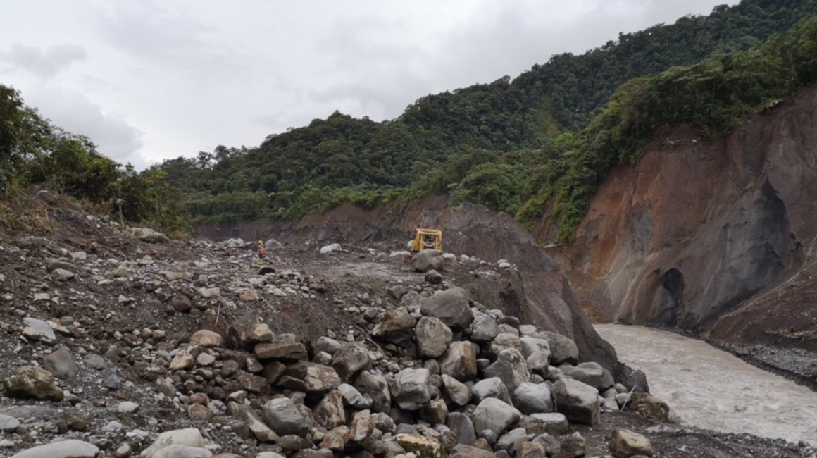 Imagen del proceso de erosión regresiva en el río Coca, en la provincia de Napo, este 23 de julio.