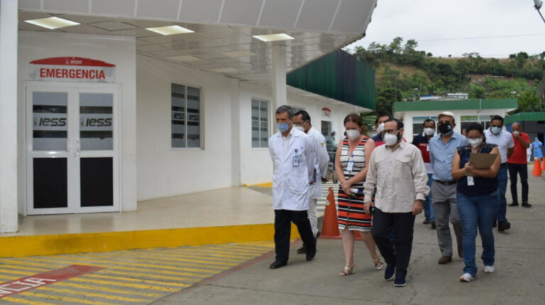 El presidente del Directorio del IESS, Jorge Wated, durante una visita en el hospital básico Chone, en Manabí, el 15 de junio.