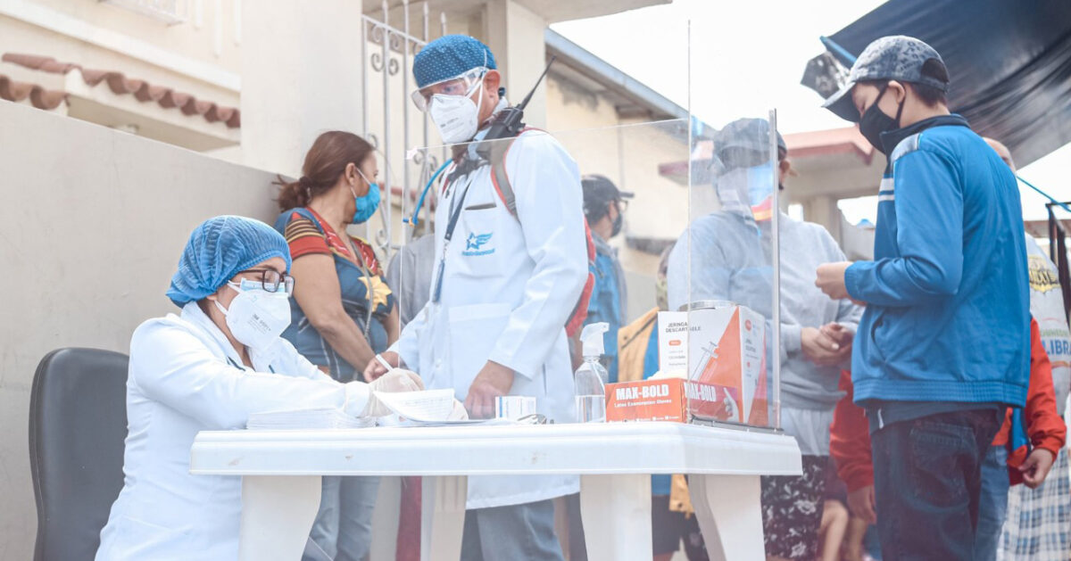 Doctores del Municipio de Guayaquil establecen cercos epidemiológicos en varios sectores de la ciudad. 