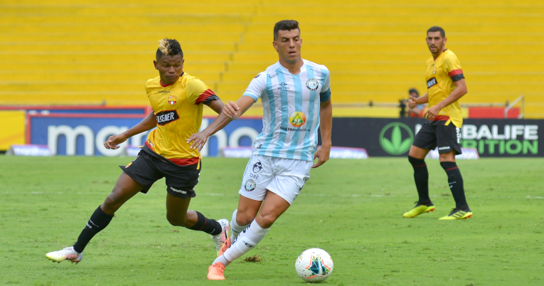 Michaek Hoyos, de Guayaquil City en una jugada del primer tiempo.