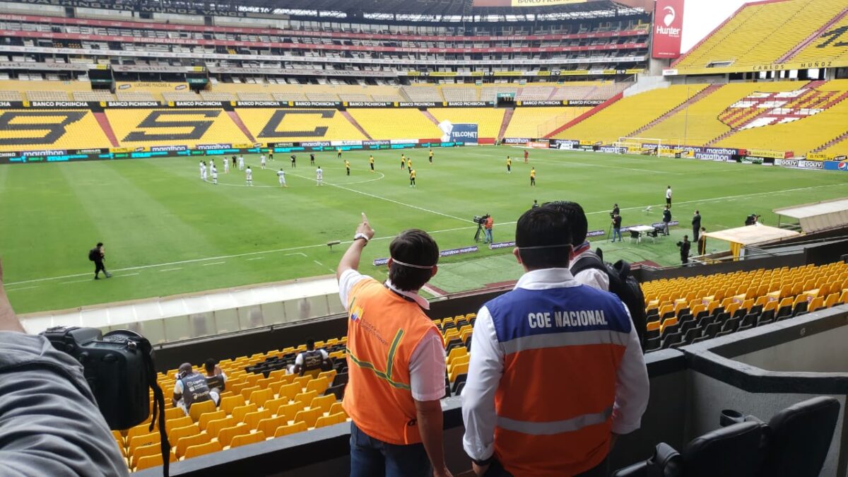 Miembros del COE nacional y LigaPro ven el desarrollo del partido simulacro entre Barcelona y Guayaquil City.