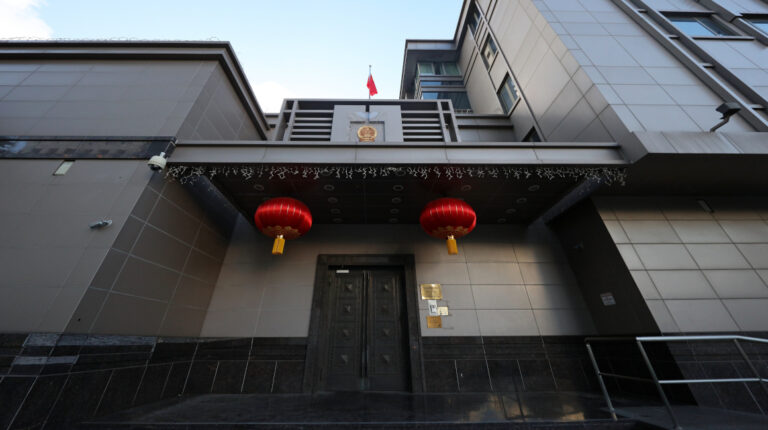 Vista general de la oficina del Consulado chino en Montrose Blvd. en Houston, Texas, el 22 de julio de 2020. El gobierno de Estados Unidos ordenó el cierre del consulado dentro de las 72 horas en una escalada del deterioro de las relaciones con China.