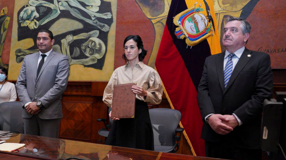 La Vicepresidente María Alejandra Muñoz acompañada de César Solórzano y Patricio Donoso, el 22 de julio de 2020.