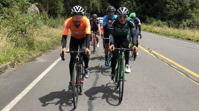 Jefferson Alveiro Cepeda durante un entrenamiento junto a Richard Carapaz y otros ciclistas ecuatorianos.