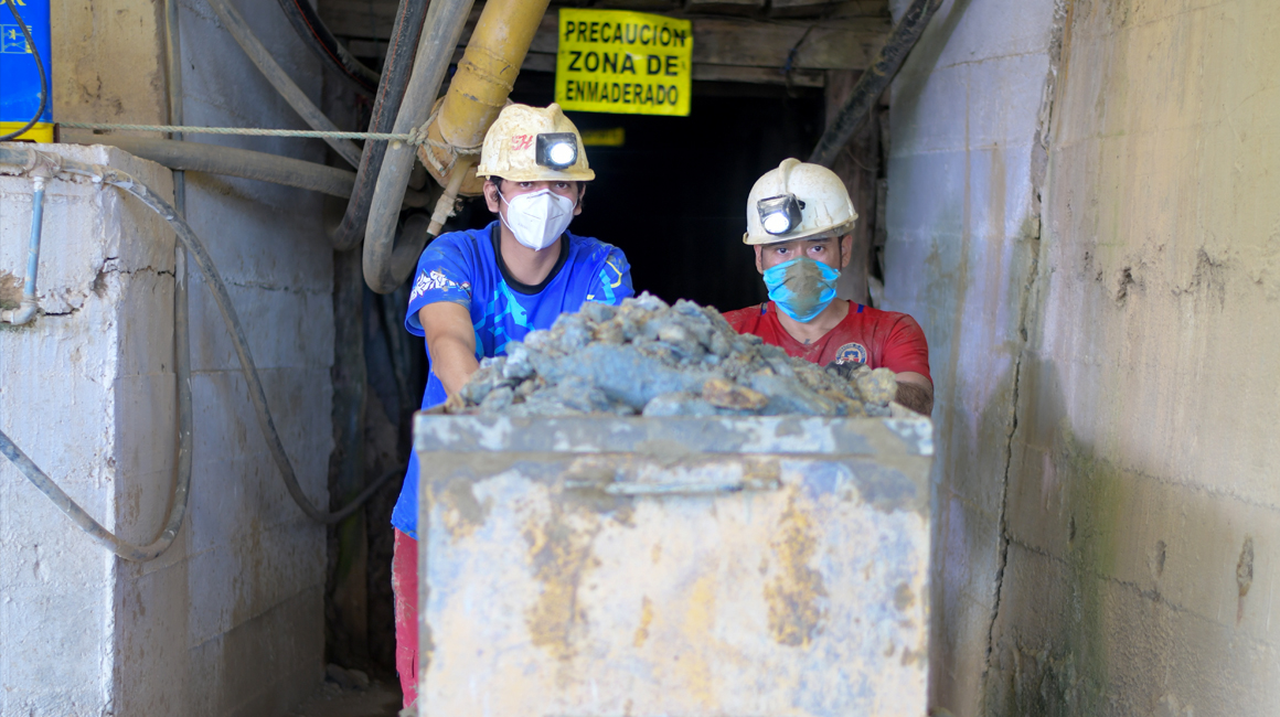Dos trabajadores en una mina de Portovelo, El Oro, el 21 de julio de 2020.