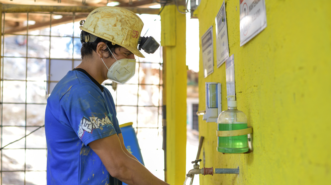 Un trabajador minero cumple el protocolo de bioseguridad, el 21 de julio de 2020, en una empresa de Portovelo.