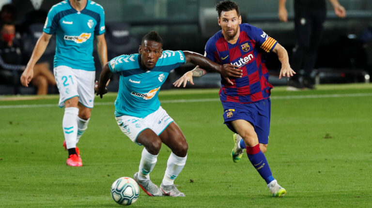 Koeman Pervis Estupiñán defiende la pelota ante Lionel Messi, en el partido del Osasuna ante el FC Barcelona, el 16 de julio de 2020.