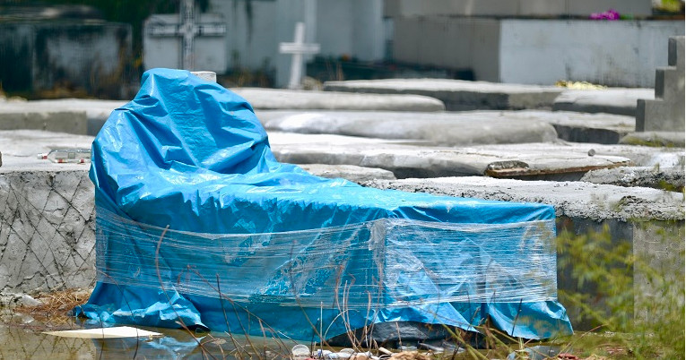 Un féretro reposa en un cementerio de Guayaquil, en abril de 2020. 