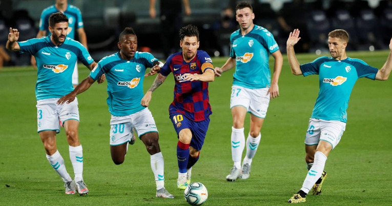 Los jugadores del Osasuna persiguiendo a Lionel Messi, en el partido del 16 de julio de 2020.