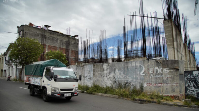 Imagen del 17 de julio de uno de los proyectos inmobiliarios financiados por la Seguridad Social, pero que está abandonado. La construcción está ubicada en el sector del parque El Ejido, centro norte de Quito.