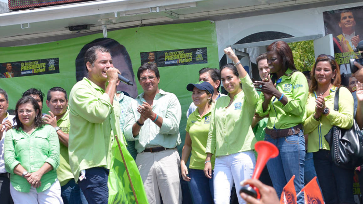 Rafael Correa junto a Viviana Bonilla en noviembre de 2013, durante la inscripción de la candidatura de Bonilla a la Alcaldía de Guayaquil. 