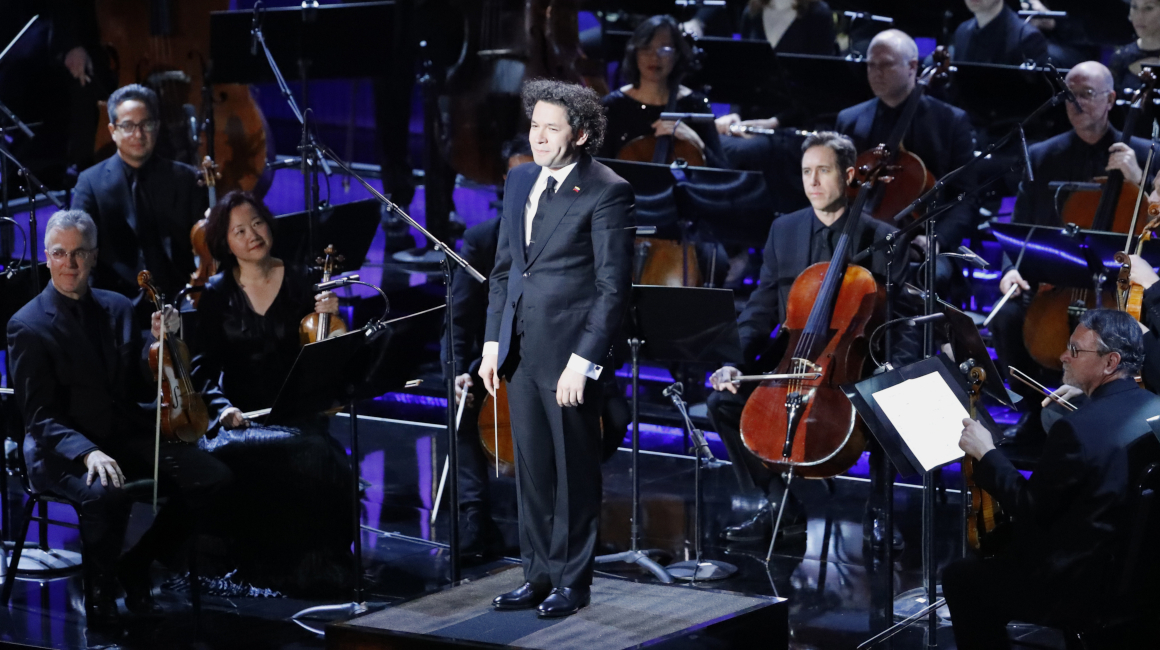 Gustavo Dudamel, dirigiendo a la Filarmónica de Los Ángeles, en la entrega de los premios Óscar el 24 de febrero de 2019.