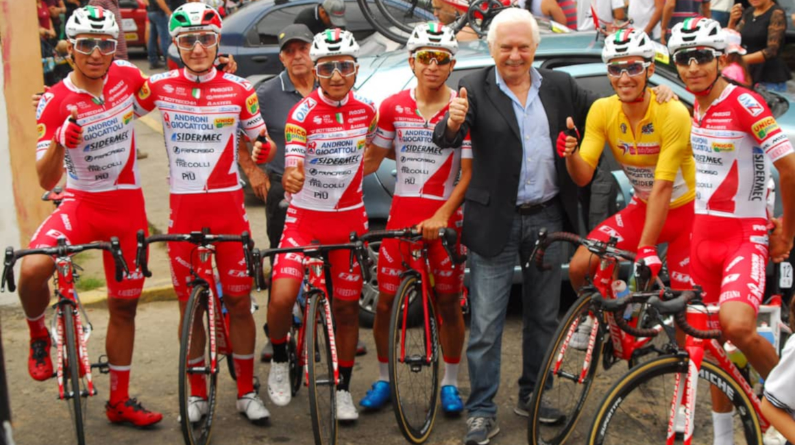 Alexander Cepeda (centro), junto a sus compañeros del Androni y el director Gianni Savio, en la Vuelta al Táchira 2020.