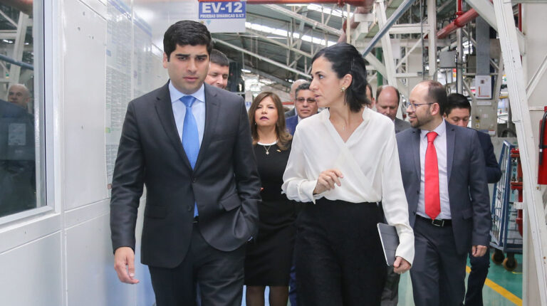 El 25 de septiembre de 2019, el vicepresidente Otto Sonnenholzner y la directora del SENAE, María Alejandra Muñoz, durante un recorrido empresarial.