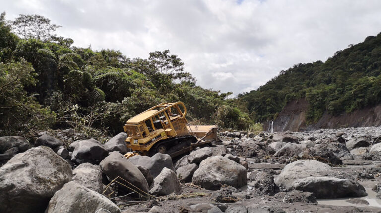 Trabajadores de Celec empezaron este 15 de julio con los trabajos para reducir el impacto por avance de la erosión regresiva del río Coca.