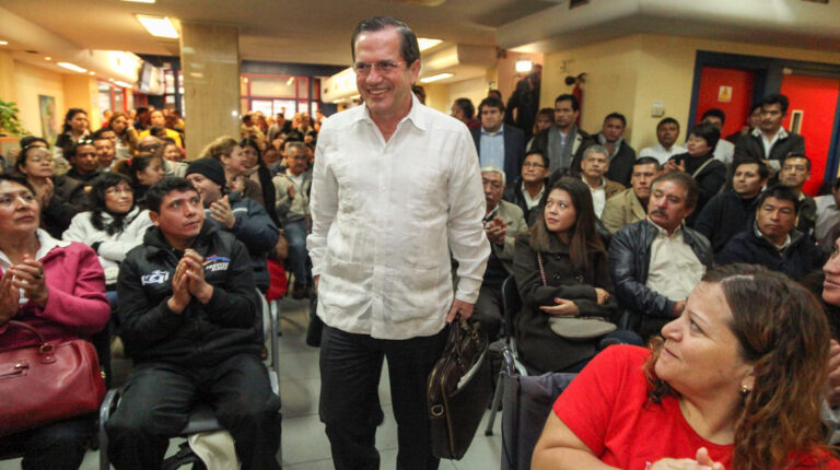 Madrid (España), 03 de noviembre de 2013. En la Casa Ecuatoriana (ex Senami) se realizó la reunión con un grupo de migrantes ecuatorianos afectados por la crisis hipotecaria, donde se desarrolló un conversatorio con el canciller Ricardo Patiño.