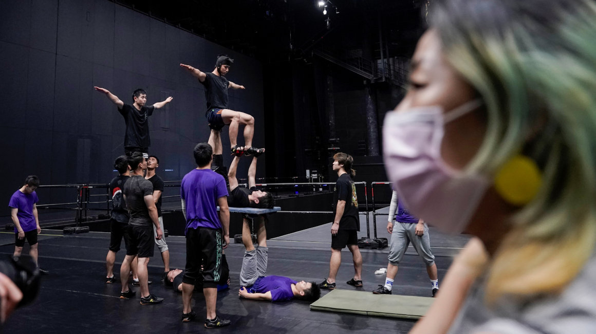 Algunos de los artistas del Cirque du Soleil durante un ensayo de una de sus obrasen Hangzhou, en China, el 8 de julio de 2020.