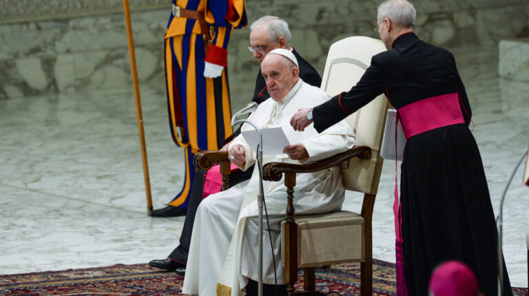 El Papa Francisco asiste a la audiencia general semanal, en el Aula Paolo VI en el Vaticano, el miércoles 19 de febrero de 2020.