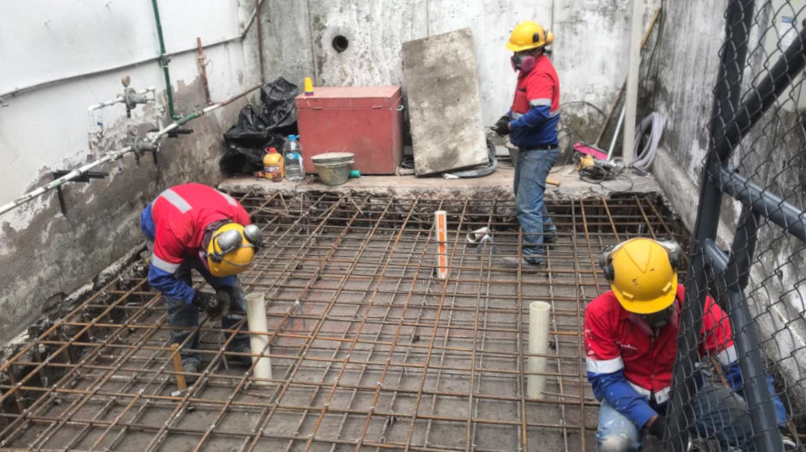 Personal de una constructora trabaja en la base para el nuevo tanque de oxígeno del Hospital Pablo Arturo Suárez, en Quito, en julio de 2020. 