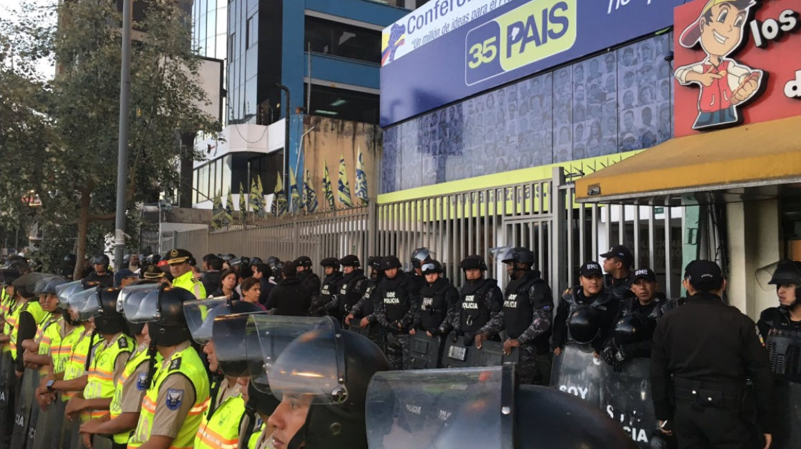 Dos cordones de policías custodian sede de Alianza PAIS, en Quito, por las manifestaciones en contra del Gobierno en abril de 2016.