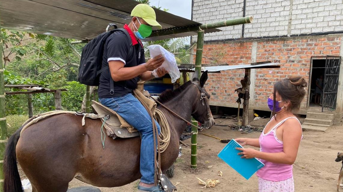 El profesor Sergio Cedeño, de 60 años, visita a sus alumnos en caballo en las zonas rurales de Paján, Manabí.
