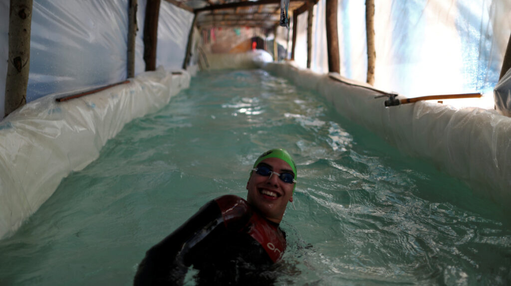 Nadador argentino armó una piscina con troncos para entrenar en cuarentena