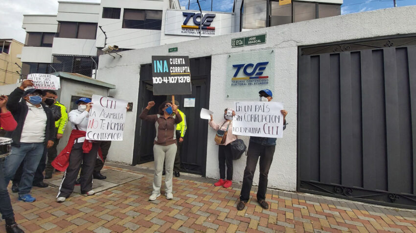 Seguidores de Fuerza Compromiso Social protestan en los exteriores del TCE contra el contralor Pablo Celi.