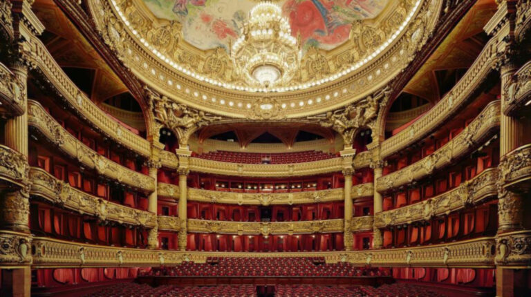 La Ópera de París reabrió este lunes 13 de julio de 2020 las puertas de su sede histórica del Palacio Garnier.