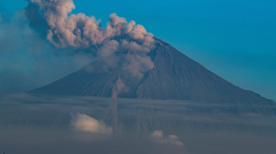 El Instituto Geofísico advirtió del posible descenso de lahares desde el volcán Sangay. Imagen de archivo, del 13 de junio de 2020.