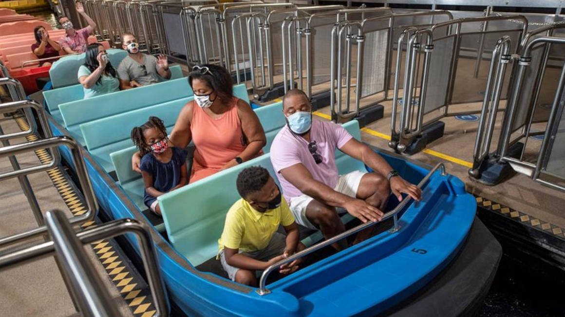 Fotografía sin fecha cedida por Disney donde aparecen personas en una fila manteniendo la distancia social para entrar a una tienda en el Walt Disney World Resort en Lake Buena Vista, Florida (EEUU).