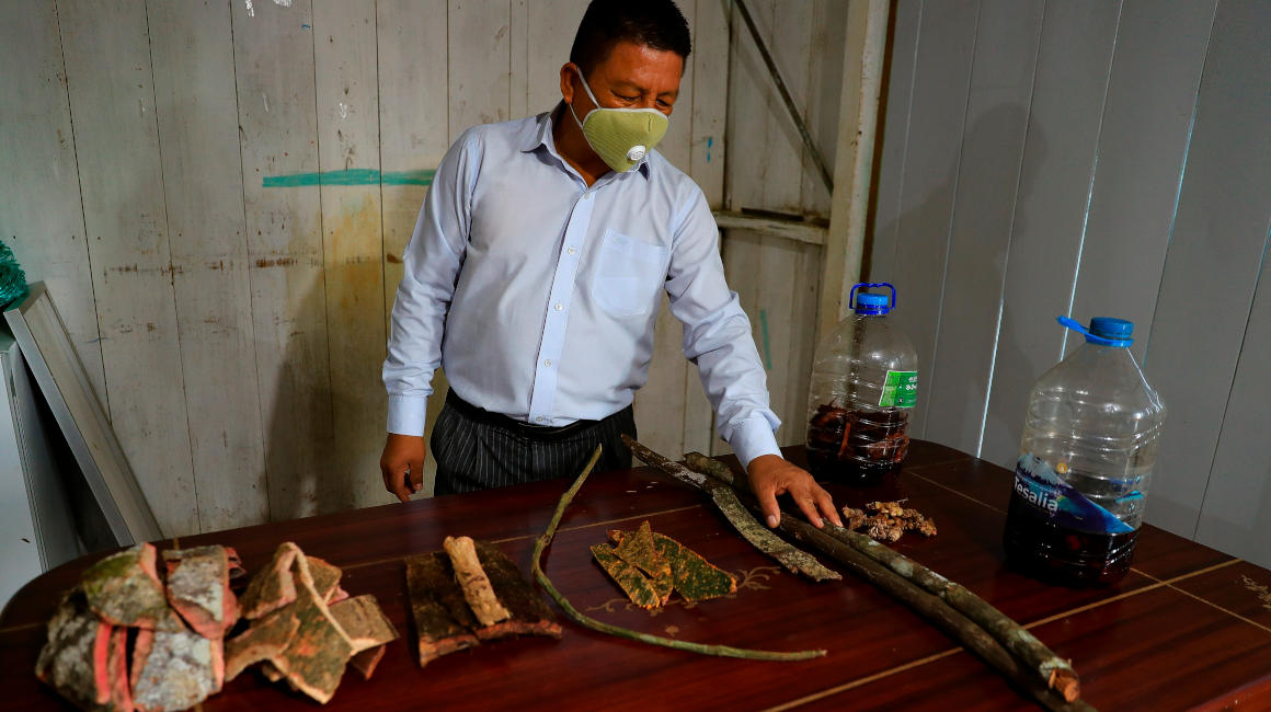 César Grefa, alcalde de Arajuno, muestra varias plantas con las que tratan la COVID-19, el pasado 8 de julio, en la población de Arajuno, provincia de Pastaza (Ecuador). La receta es sencilla. El objetivo, una quimera: combatir la COVID-19 con la medicina ancestral indígena.
