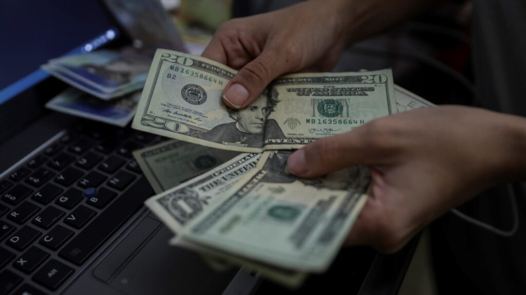 Debilidad del dólar, una oportunidad que Ecuador no aprovecha